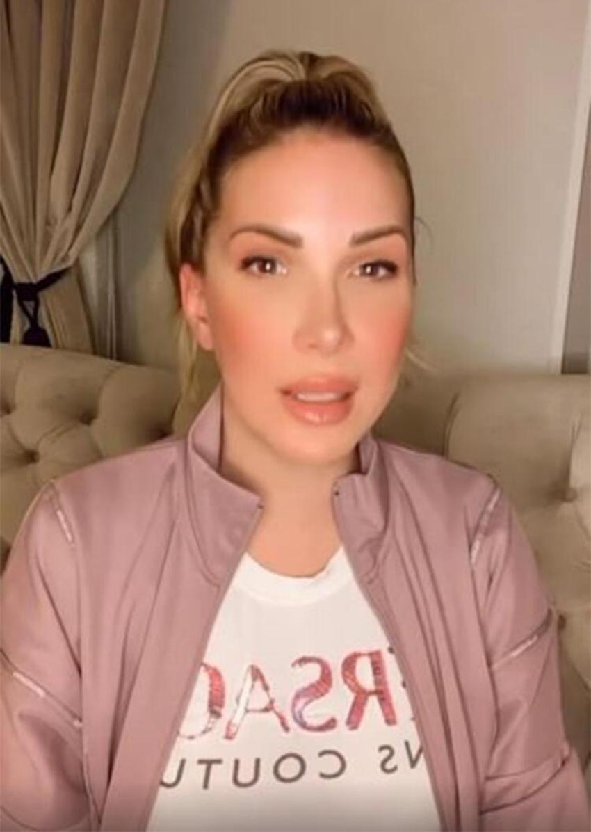 Tuğba Özerk: Bir gece cesaretimi toplayıp mesaj attım