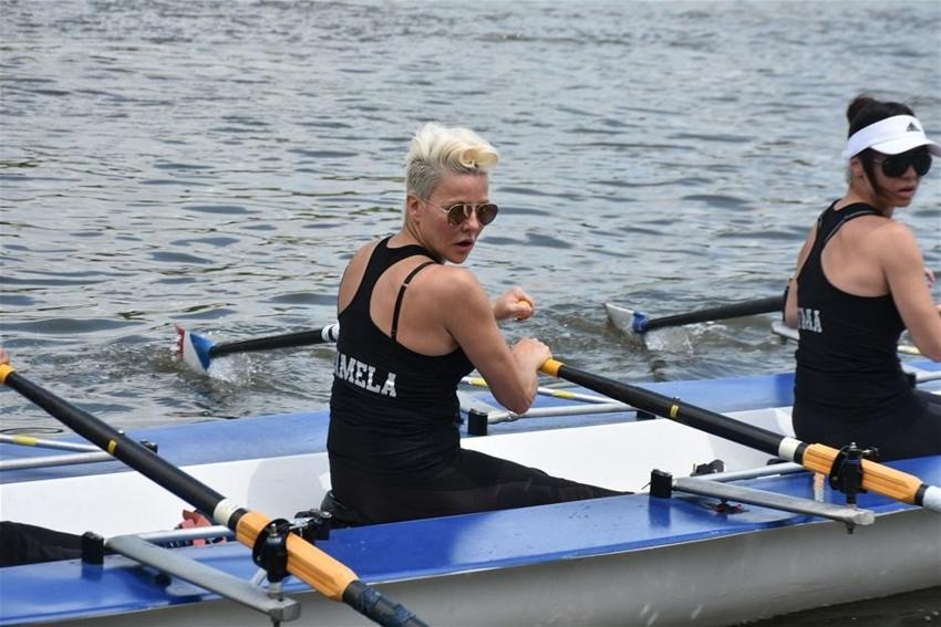 Şarkıcı Pamela, Meriç Nehri'nde kürek çekti