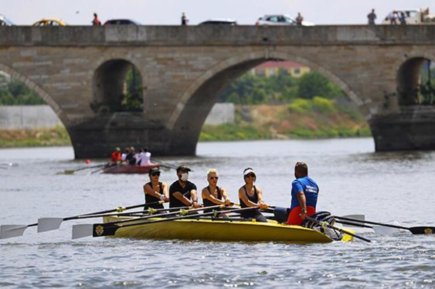Şarkıcı Pamela, Meriç Nehri'nde kürek çekti