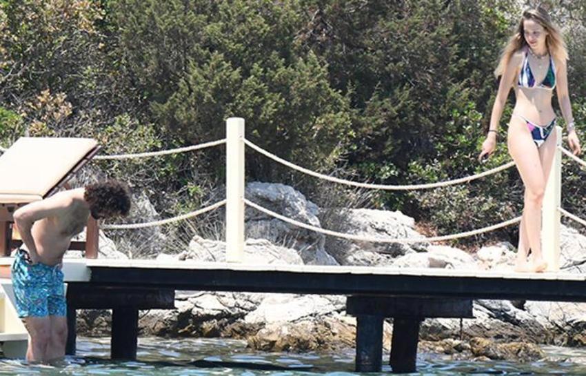 Birkan Sokullu öpmelere doyamadı