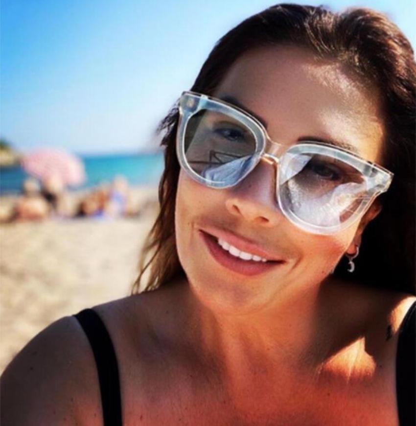 Işın Karaca sevgilisi Can Yapıcıoğlu'nu öpücük yağmuruna tuttu!