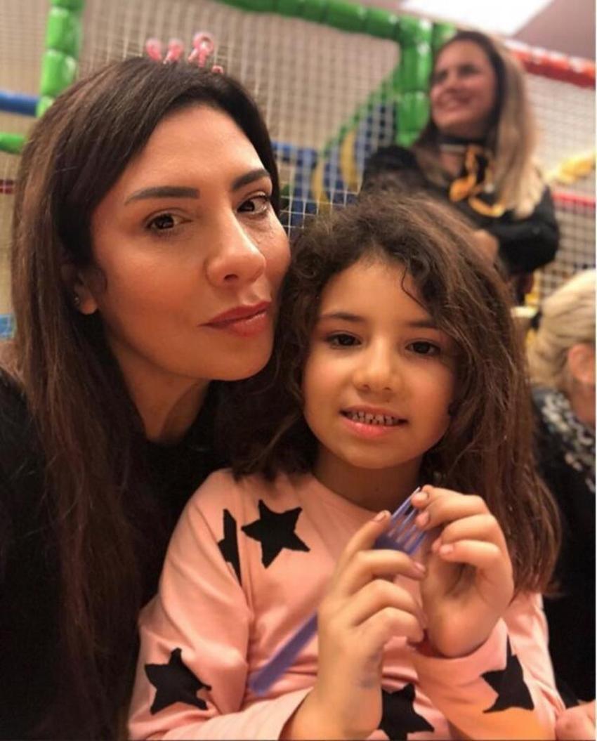 Işın Karaca sevgilisi Can Yapıcıoğlu'nu öpücük yağmuruna tuttu!
