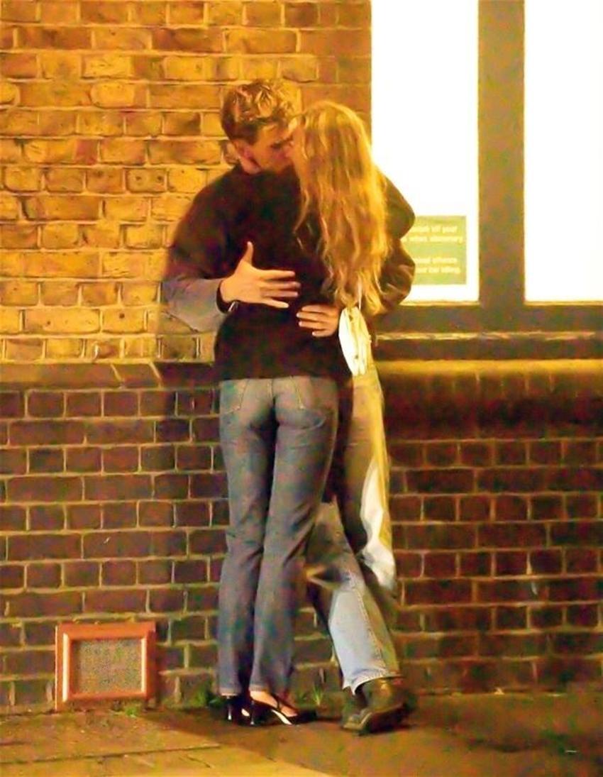 Johnny Depp'in kızı Lily Rose Depp gece yarısı sokak ortasında öpüşürken yakalandı
