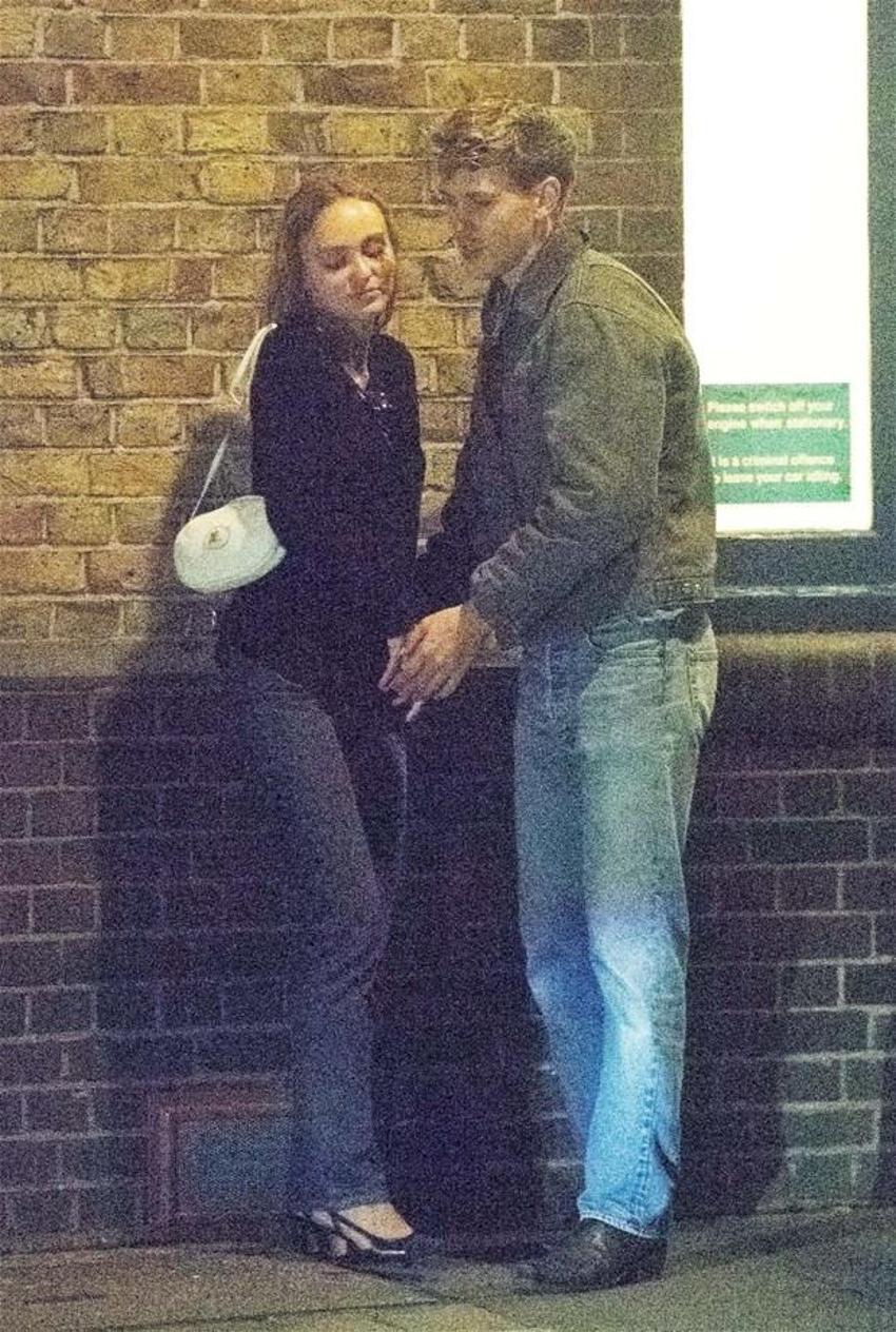 Johnny Depp'in kızı Lily Rose Depp gece yarısı sokak ortasında öpüşürken yakalandı