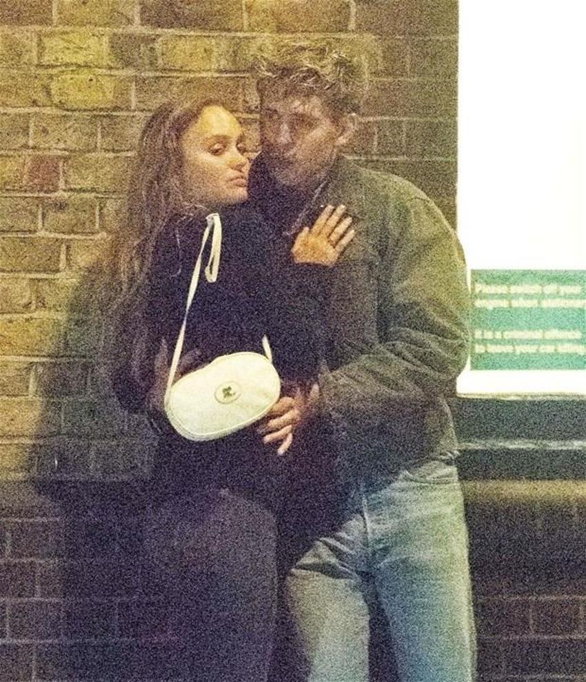 Johnny Depp'in kızı Lily Rose Depp gece yarısı sokak ortasında öpüşürken yakalandı