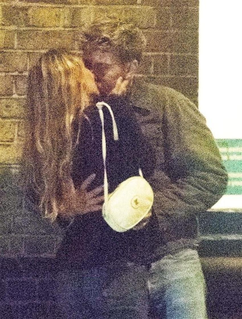 Johnny Depp'in kızı Lily Rose Depp gece yarısı sokak ortasında öpüşürken yakalandı