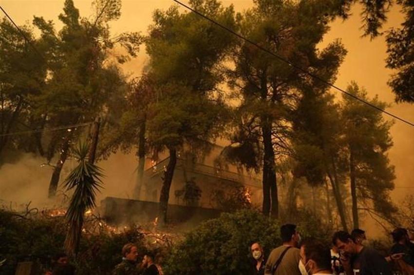 İtalya'da bir günde 800 yangın çıktı! Kundakçının görüntüleri ülkede şok etkisi yarattı...