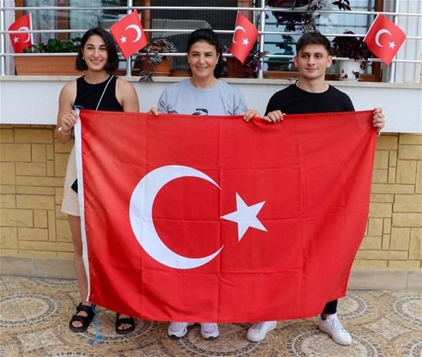 Gece 04.00'te ameliyata alındı 2,5 ay sonra Tokyo'da tarih yazdı! Busenaz Sürmeneli'nin başarı hikayesi alkış topladı