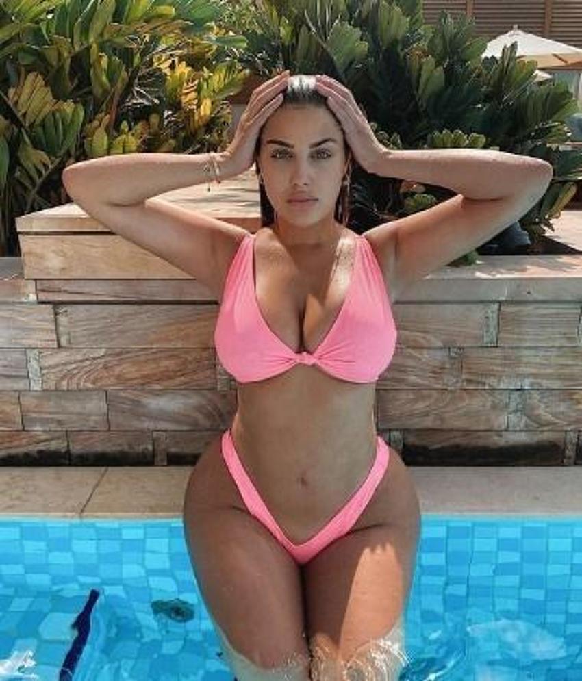 Anna Vakili, yaptığı paylaşımlarla Mikonos'u birbirine kattı