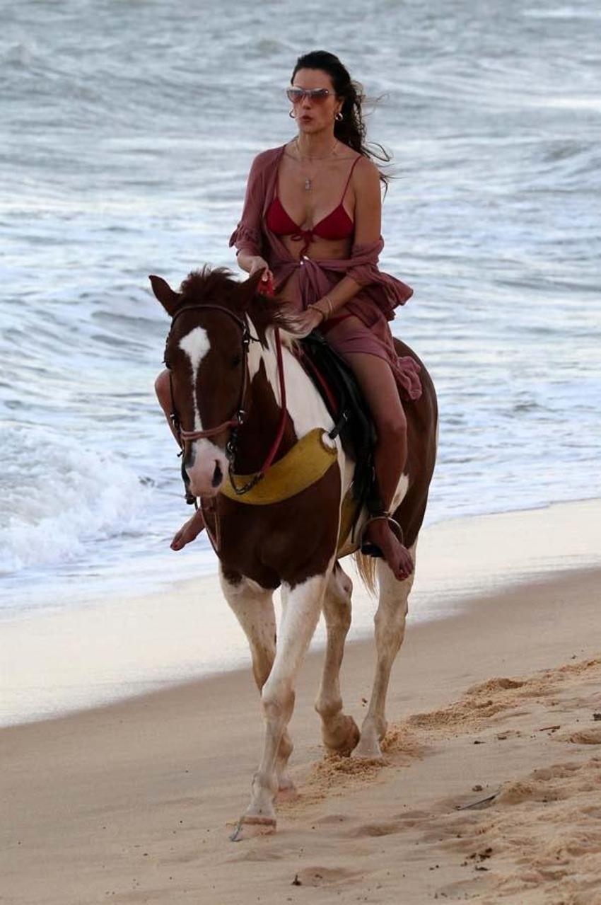 Alessandra Ambrosio ve Richard Lee kumsalda atla gezdi