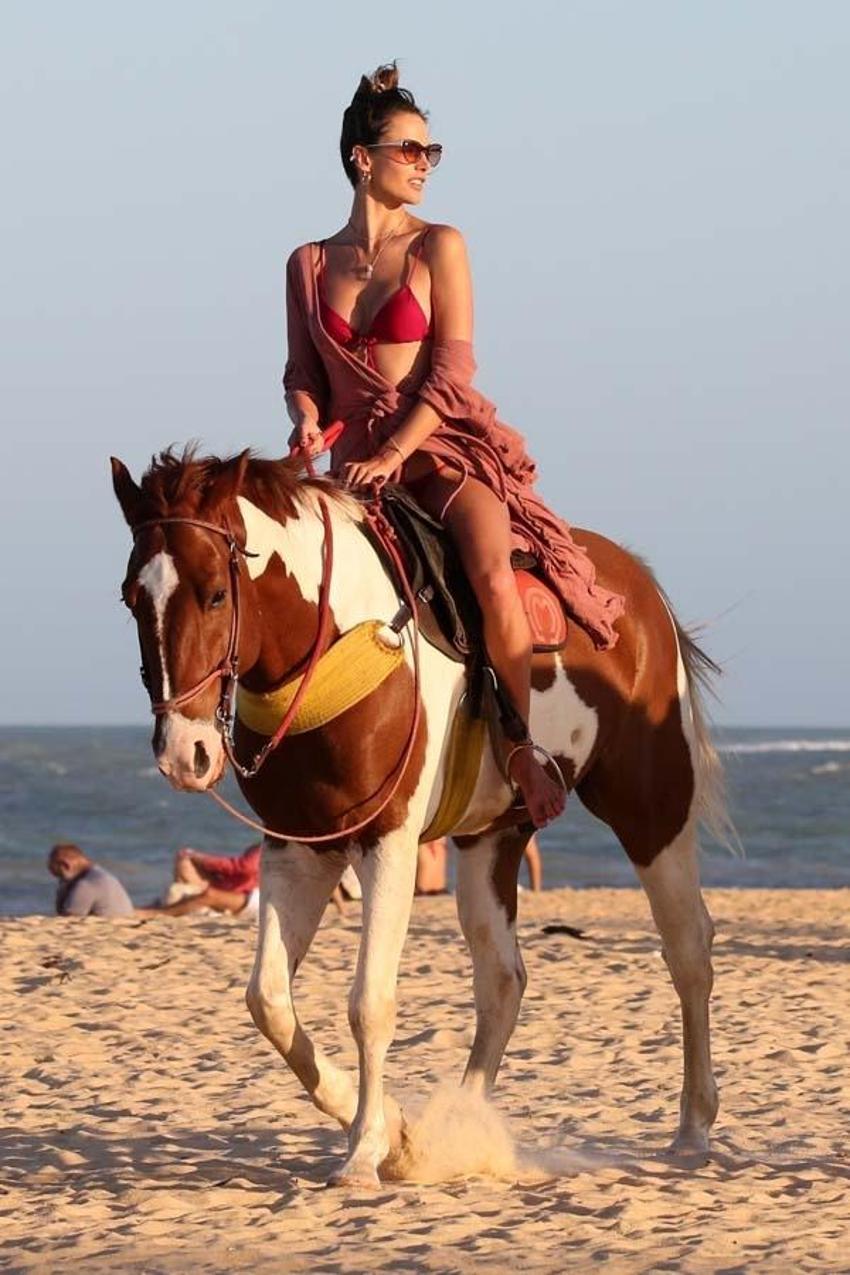 Alessandra Ambrosio ve Richard Lee kumsalda atla gezdi