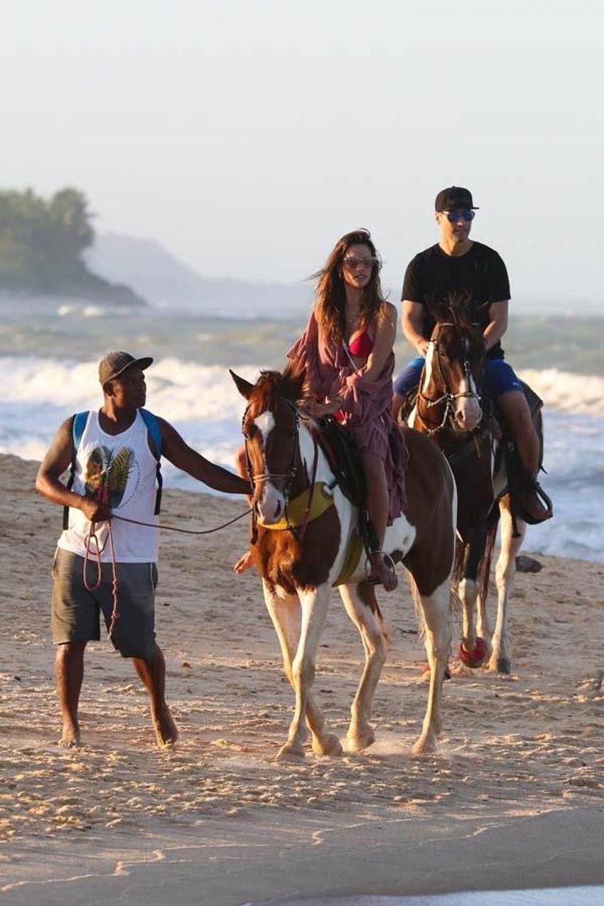 Alessandra Ambrosio ve Richard Lee kumsalda atla gezdi