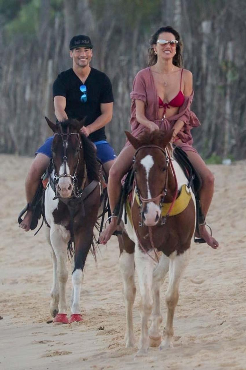 Alessandra Ambrosio ve Richard Lee kumsalda atla gezdi
