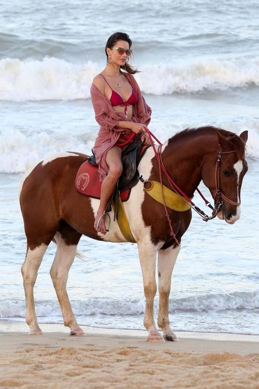 Alessandra Ambrosio ve Richard Lee kumsalda atla gezdi