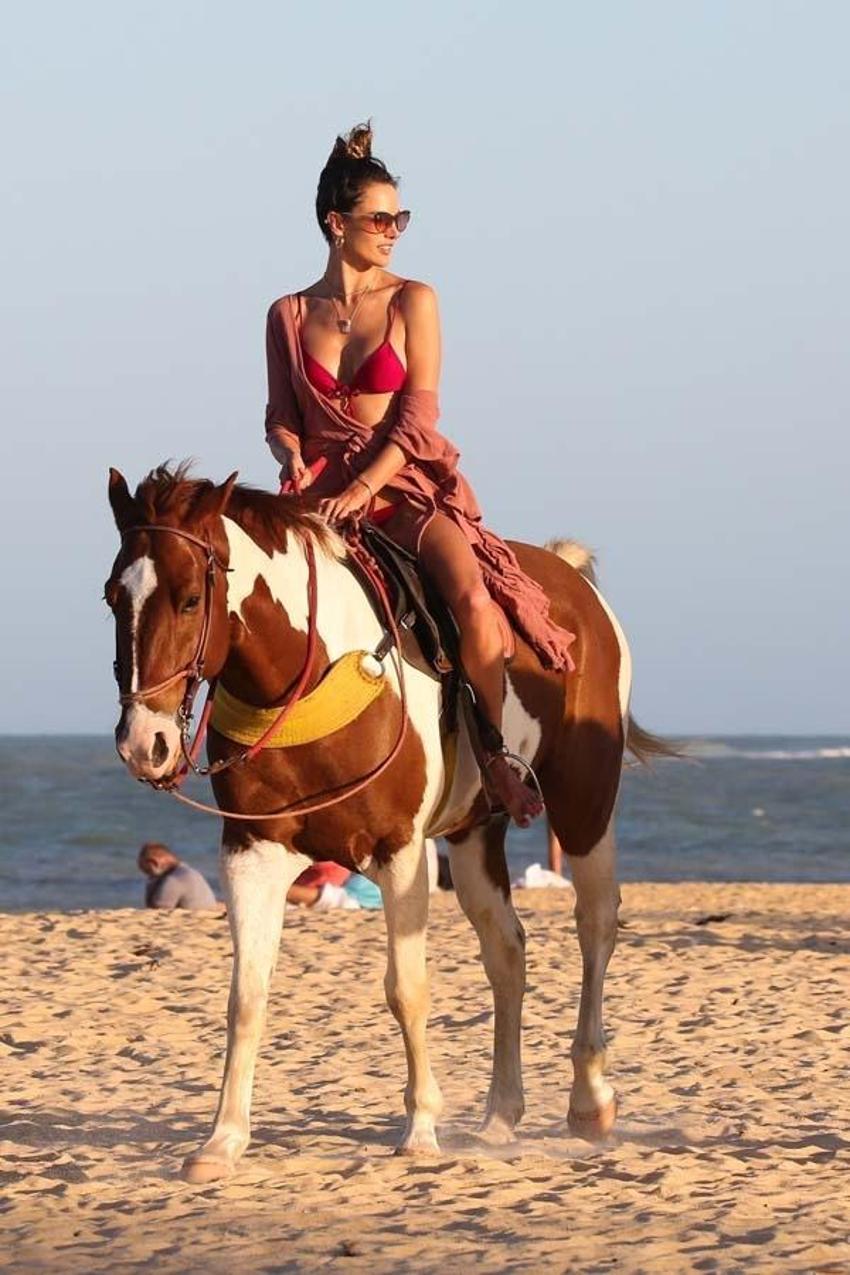 Alessandra Ambrosio ve Richard Lee kumsalda atla gezdi
