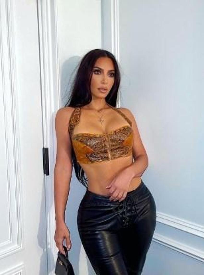 Kim Kardashian tanga bikinisini giyip plajda kıvrımlarını sergiledi
