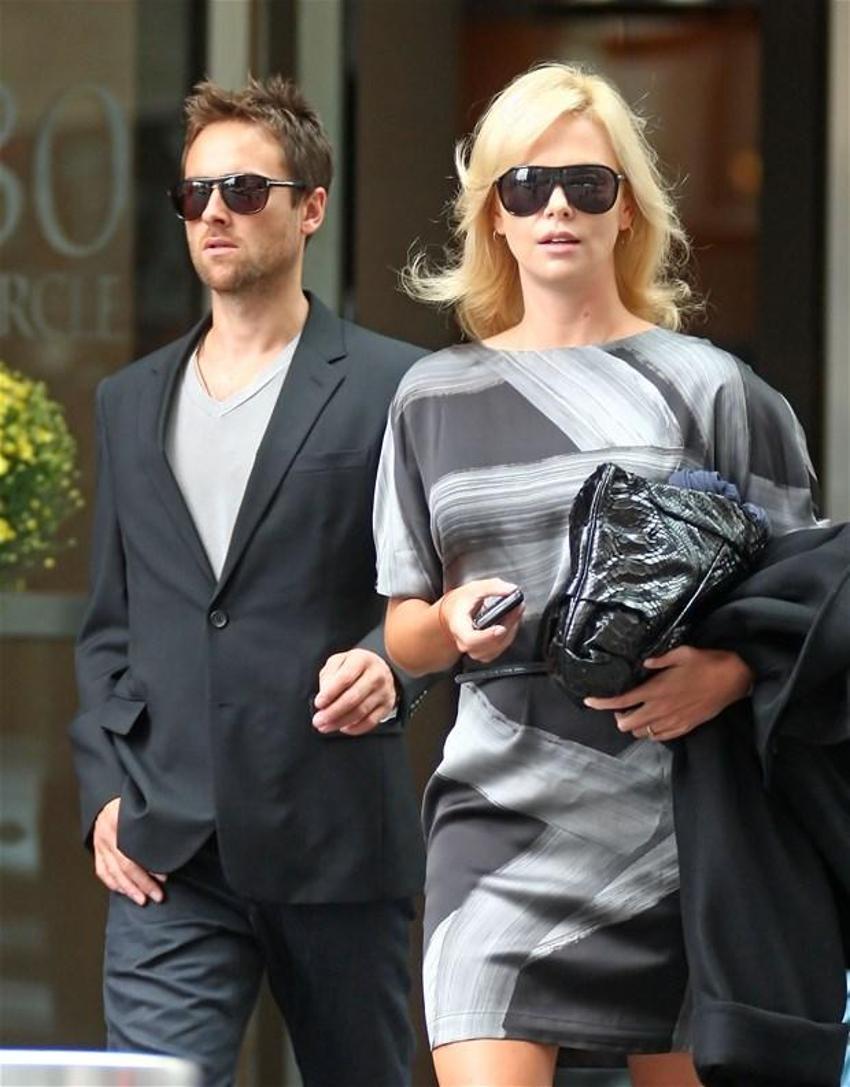Charlize Theron sezonun yorgunluğunu Ege denizinde atıyor!