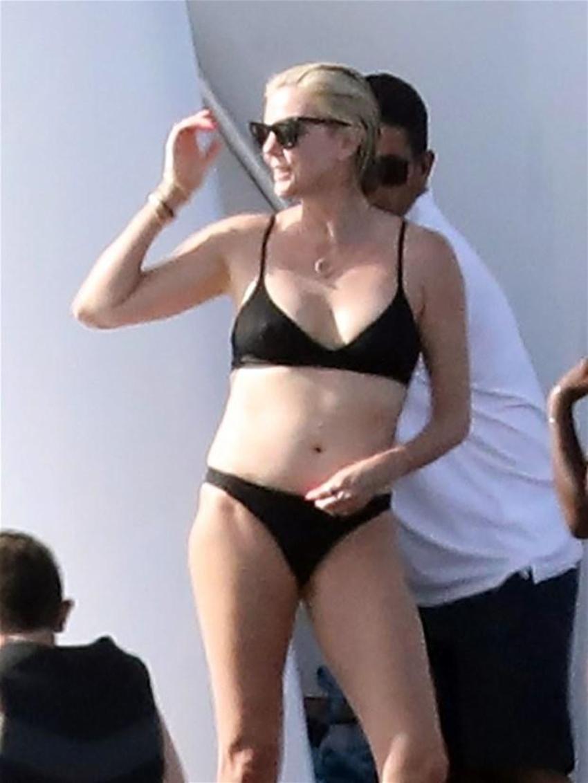 Charlize Theron sezonun yorgunluğunu Ege denizinde atıyor!