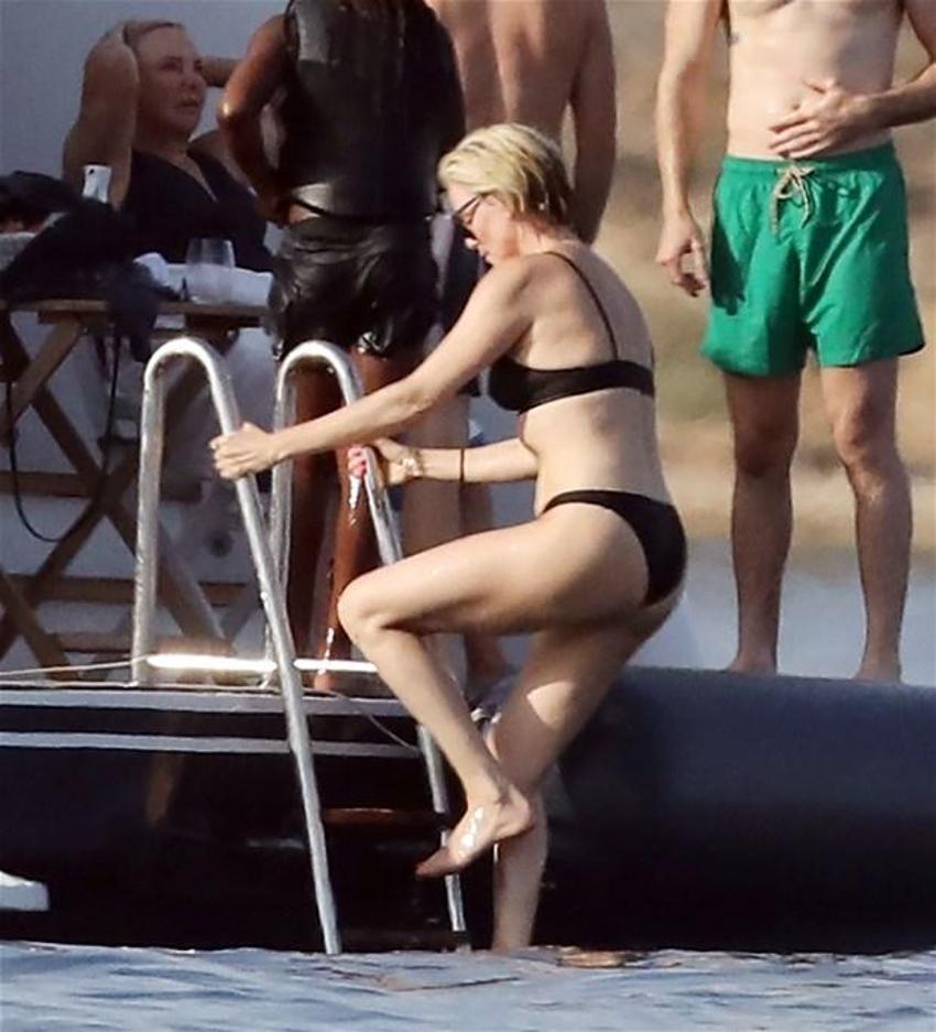 Charlize Theron sezonun yorgunluğunu Ege denizinde atıyor!