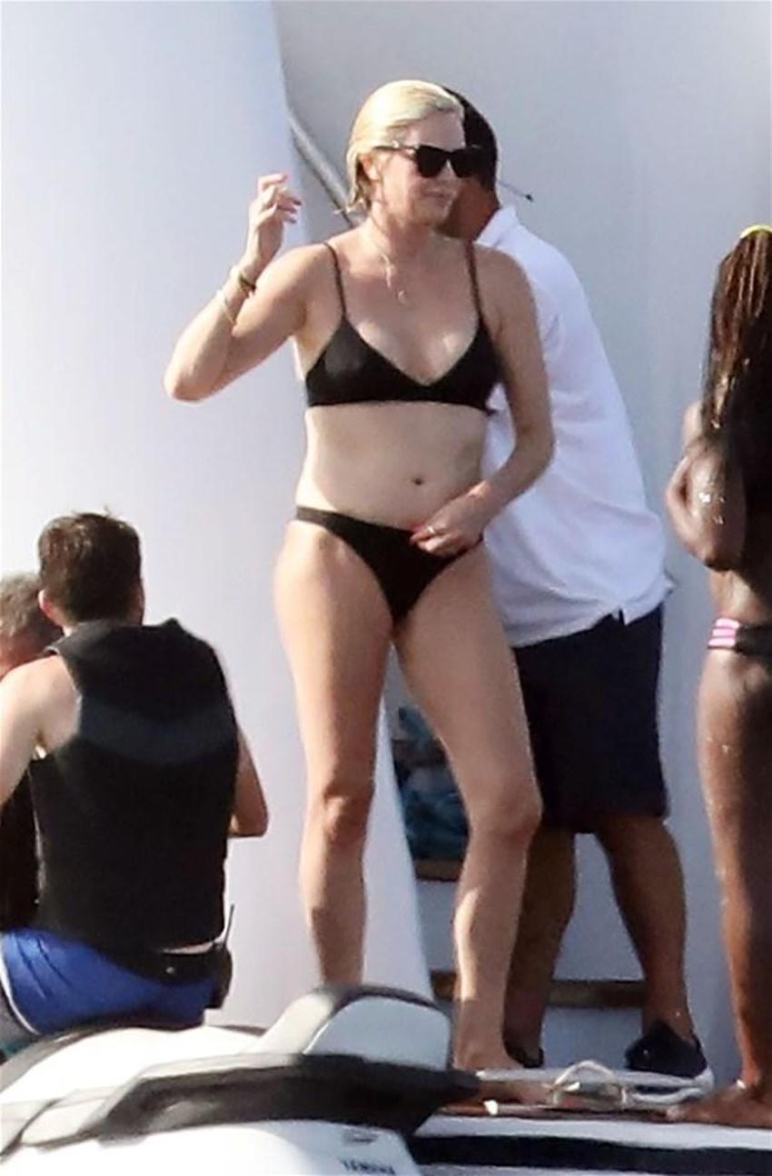 Charlize Theron sezonun yorgunluğunu Ege denizinde atıyor!