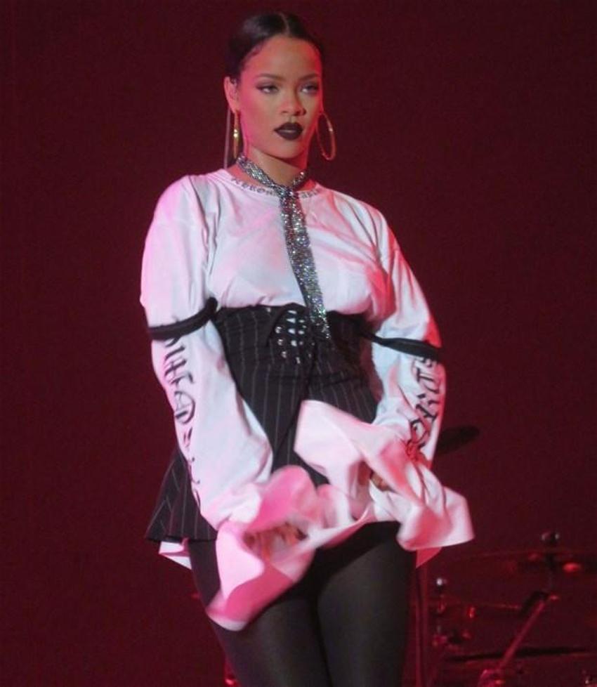 Rihanna milyarderler kulübüne girdi!