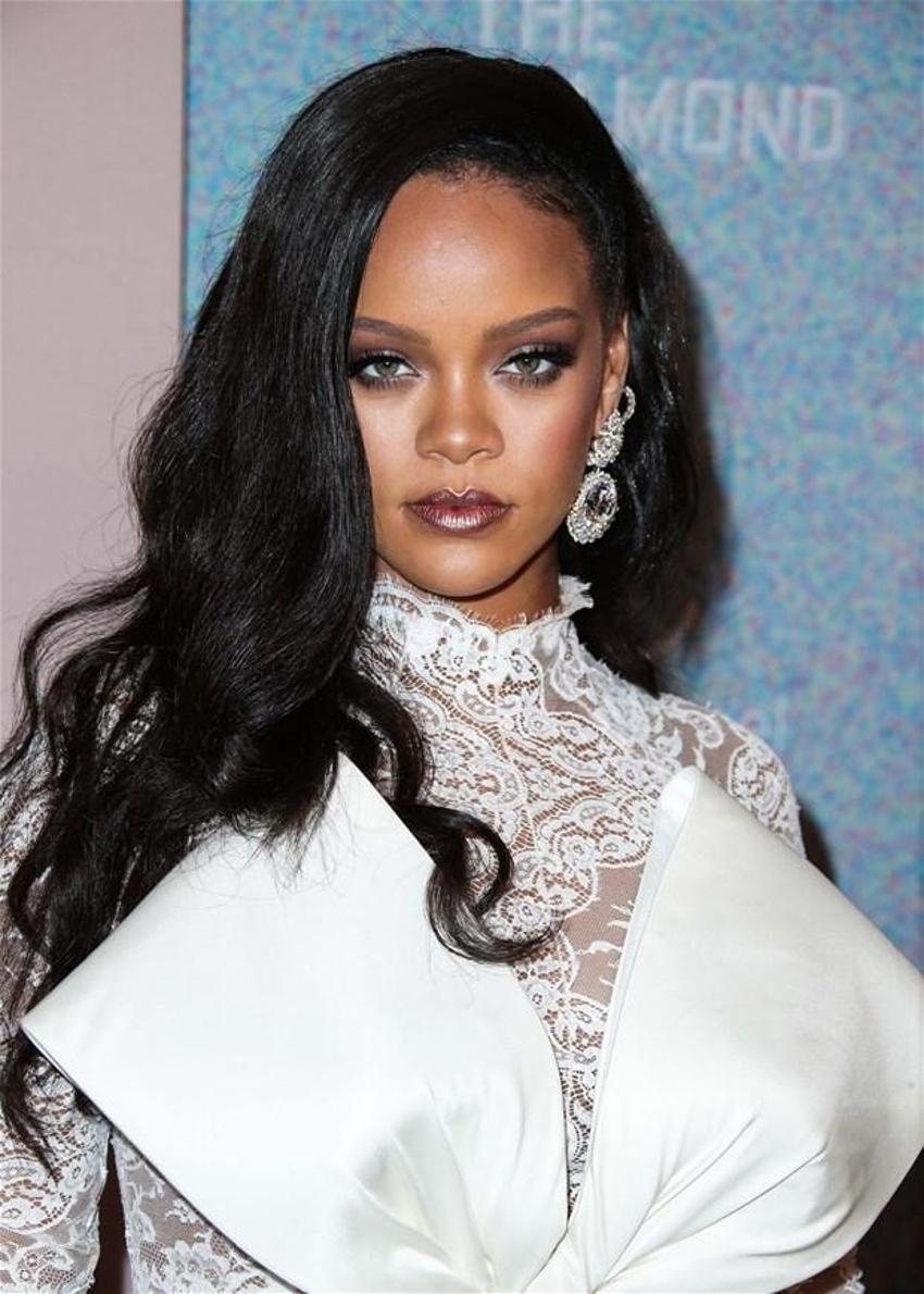 Rihanna milyarderler kulübüne girdi!