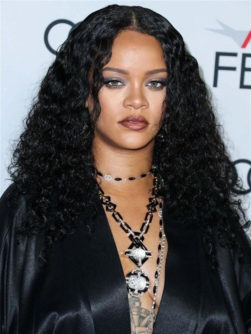 Rihanna milyarderler kulübüne girdi!