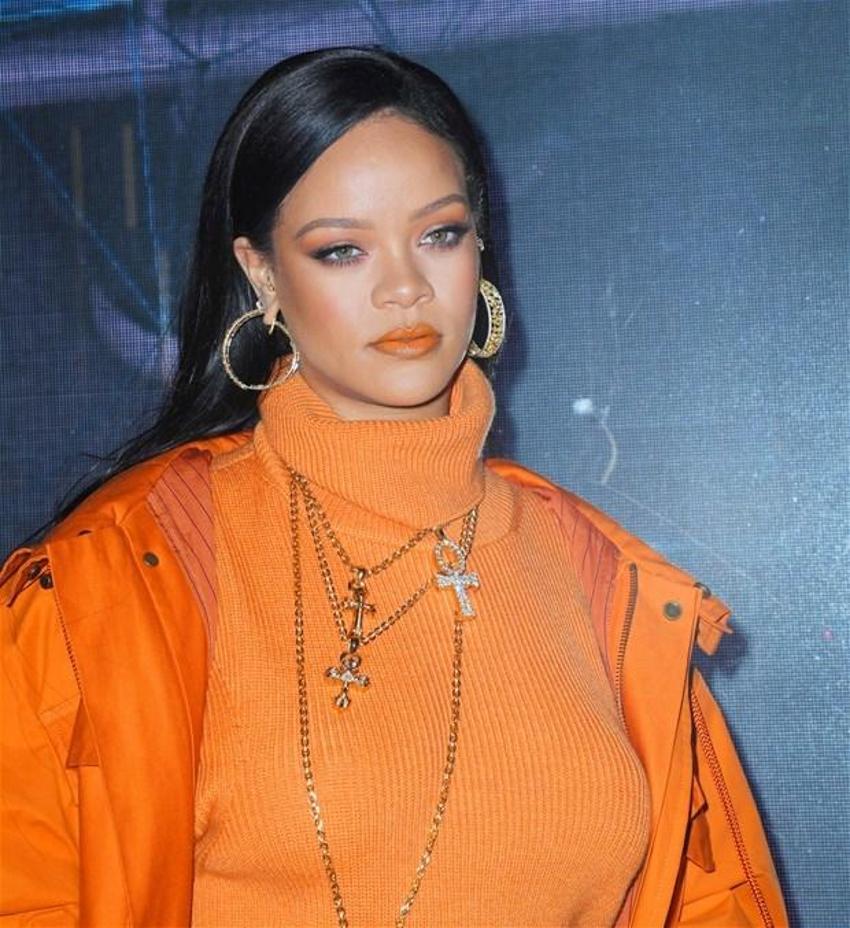 Rihanna milyarderler kulübüne girdi!