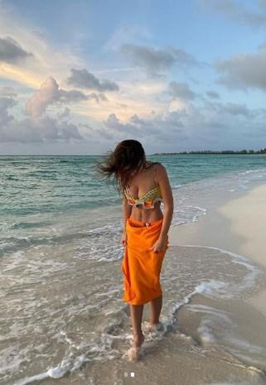 Emily Ratajkowski tekneden iddialı pozlar paylaştı!