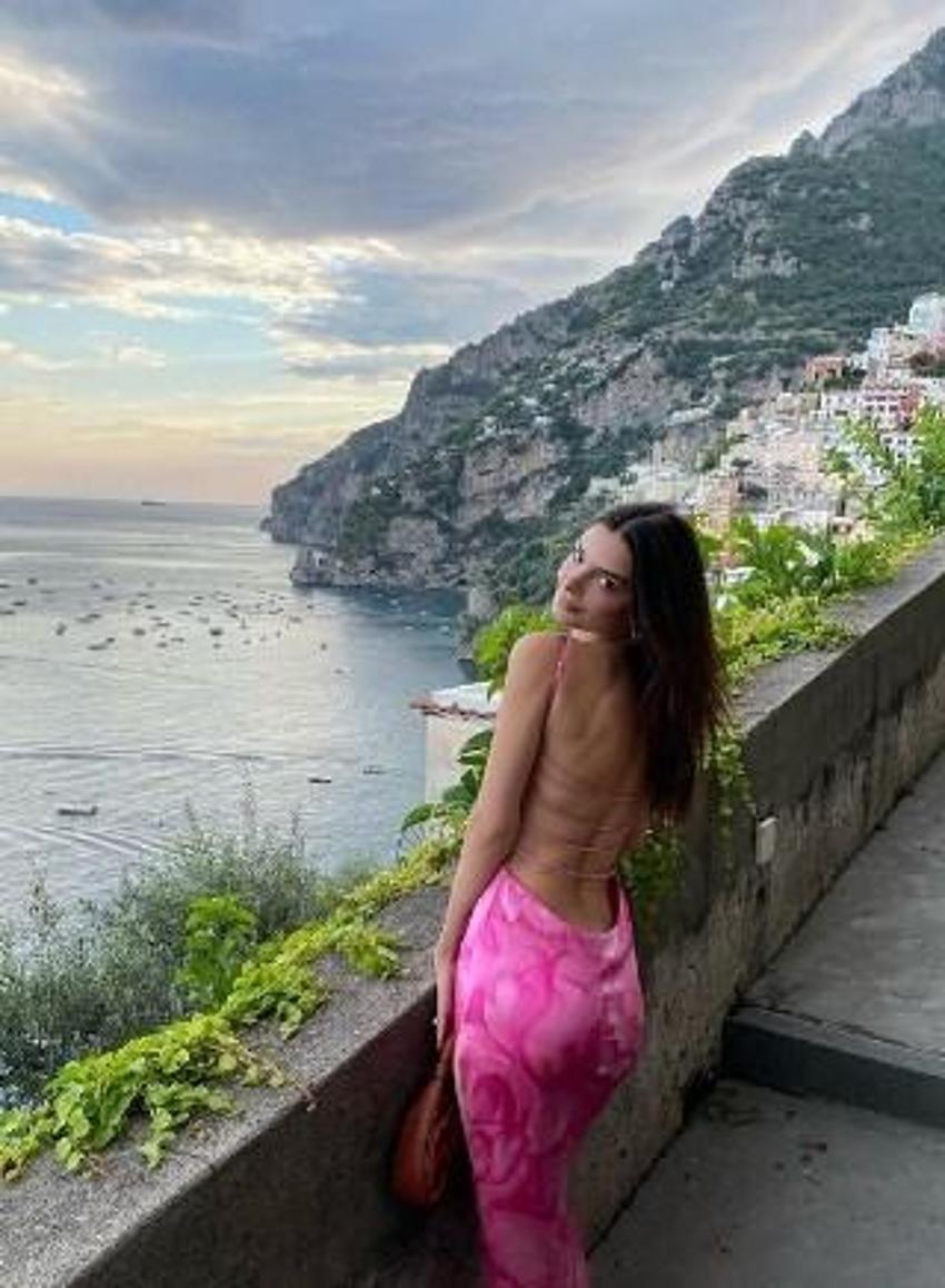 Emily Ratajkowski tekneden iddialı pozlar paylaştı!