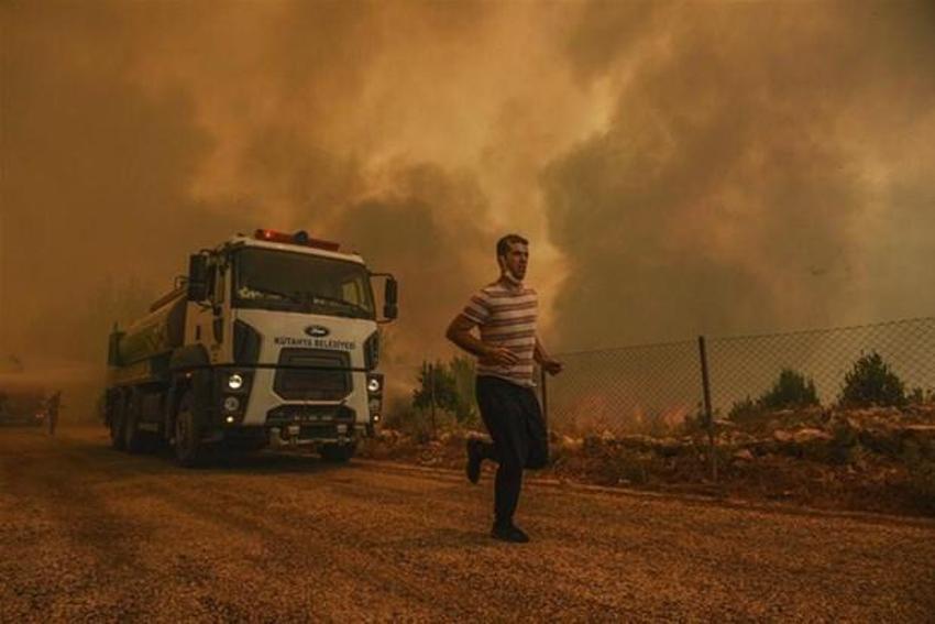 Ak Deniz'de orman yangını felaketi! Sky News muhabiri alevlerin ortasına daldı...