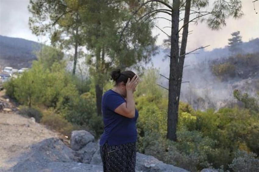 Ak Deniz'de orman yangını felaketi! Sky News muhabiri alevlerin ortasına daldı...