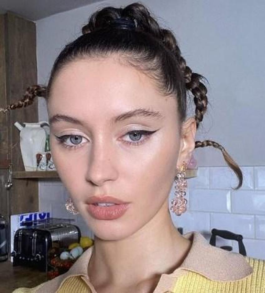 Jude Law'ın kızı Iris Law yeni imajıyla dikkat çekti!