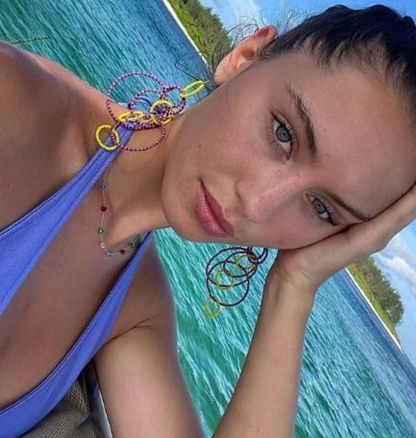 Jude Law'ın kızı Iris Law yeni imajıyla dikkat çekti!