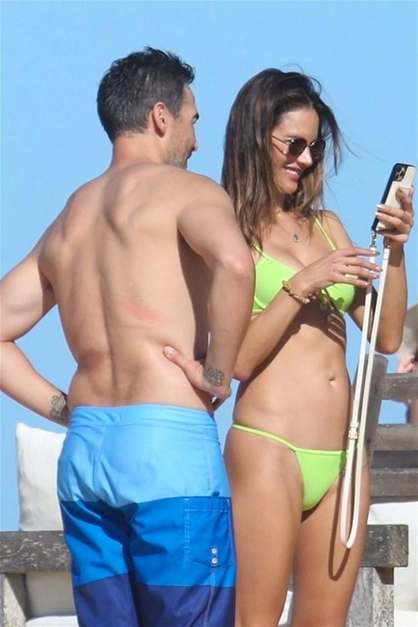 Alessandra Ambrosio poz vermeye doyamadı! Fiziğini sergiledi...