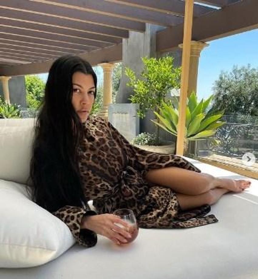 Kourtney Kardashian beyaz tanga bikinisiyle parıldadı!