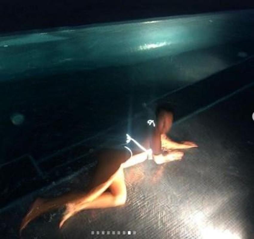 Kourtney Kardashian beyaz tanga bikinisiyle parıldadı!