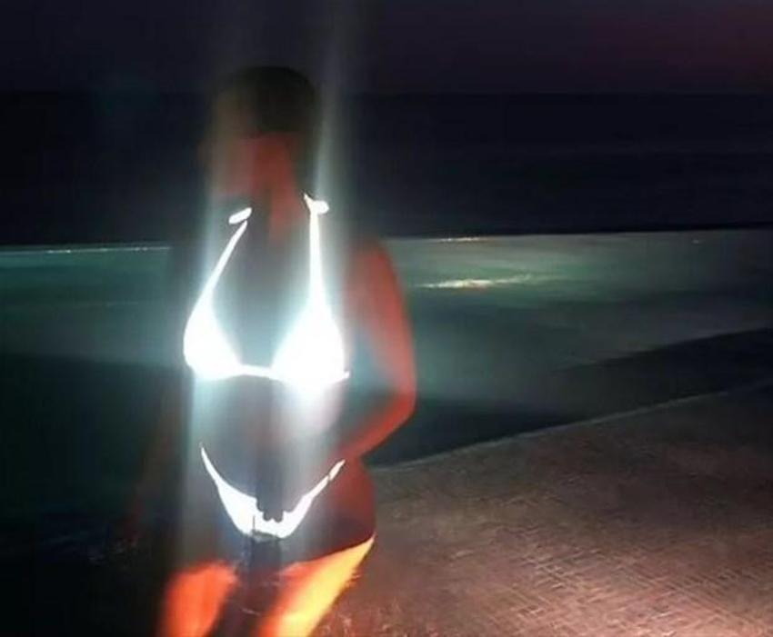 Kourtney Kardashian beyaz tanga bikinisiyle parıldadı!