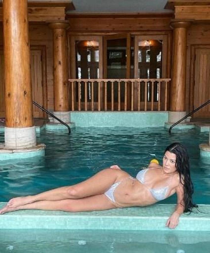 Kourtney Kardashian beyaz tanga bikinisiyle parıldadı!