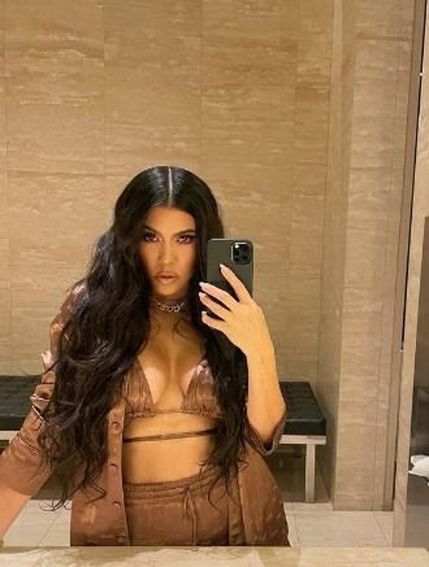 Kourtney Kardashian beyaz tanga bikinisiyle parıldadı!