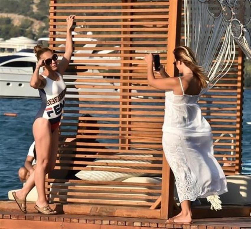Ziynet Sali arkadaşına poz verdi!