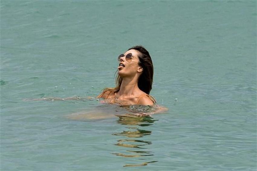 Alessandra Ambrosio deniz ve güneşin tadını çıkarttı