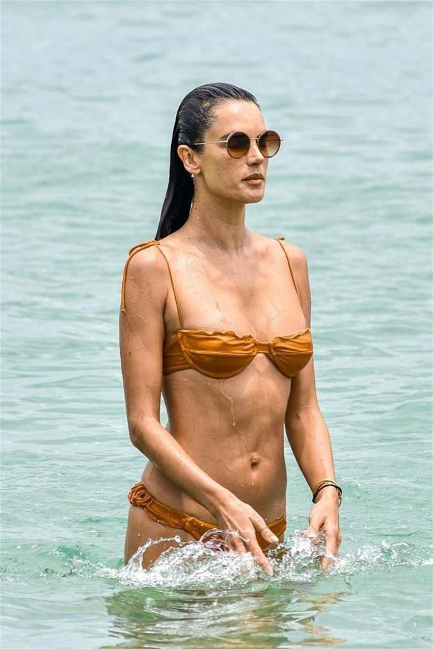 Alessandra Ambrosio deniz ve güneşin tadını çıkarttı