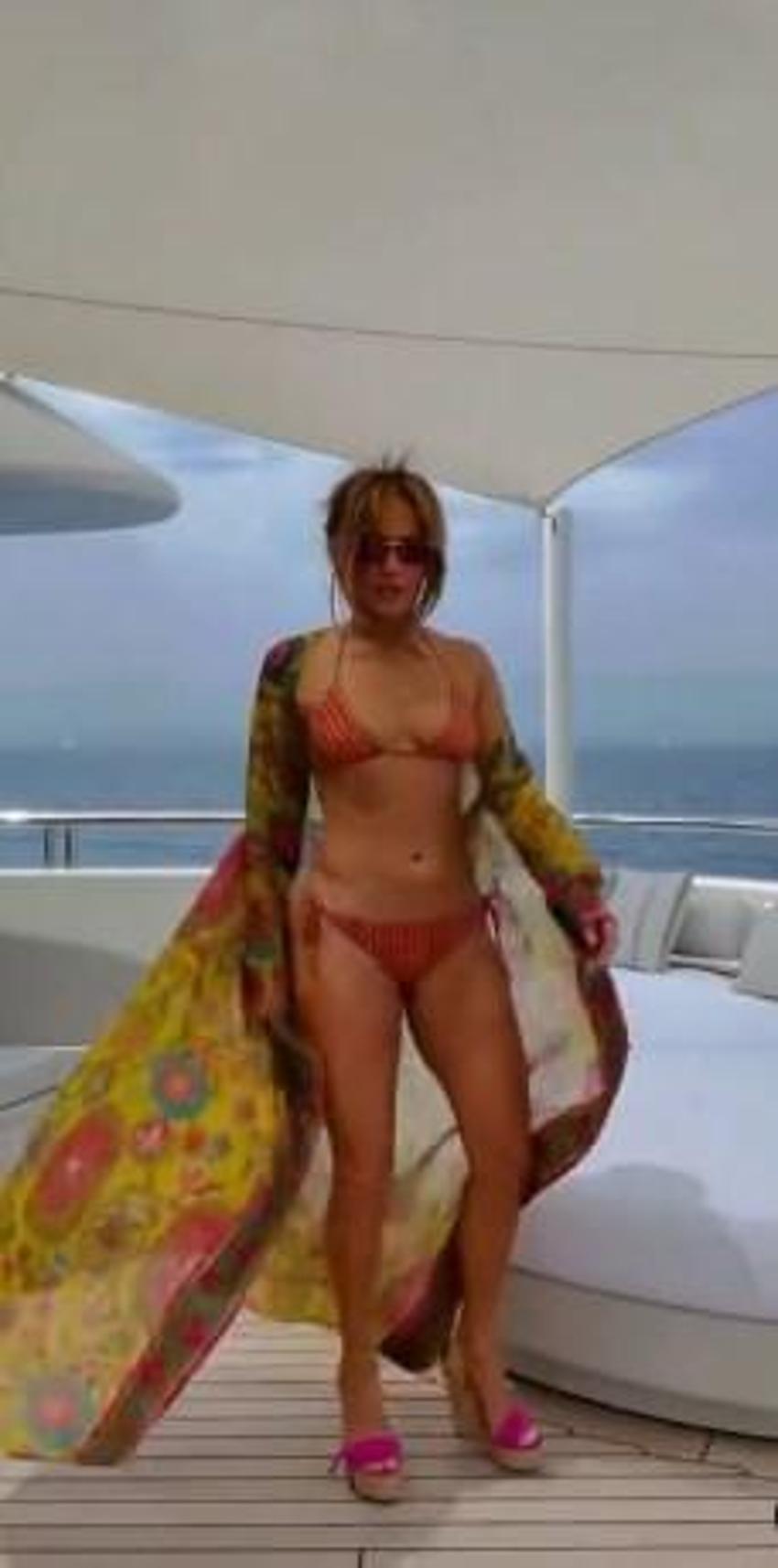 Jennifer Lopez ve Ben Affleck aşka geldi! Öpüştükleri pozu paylaştı...