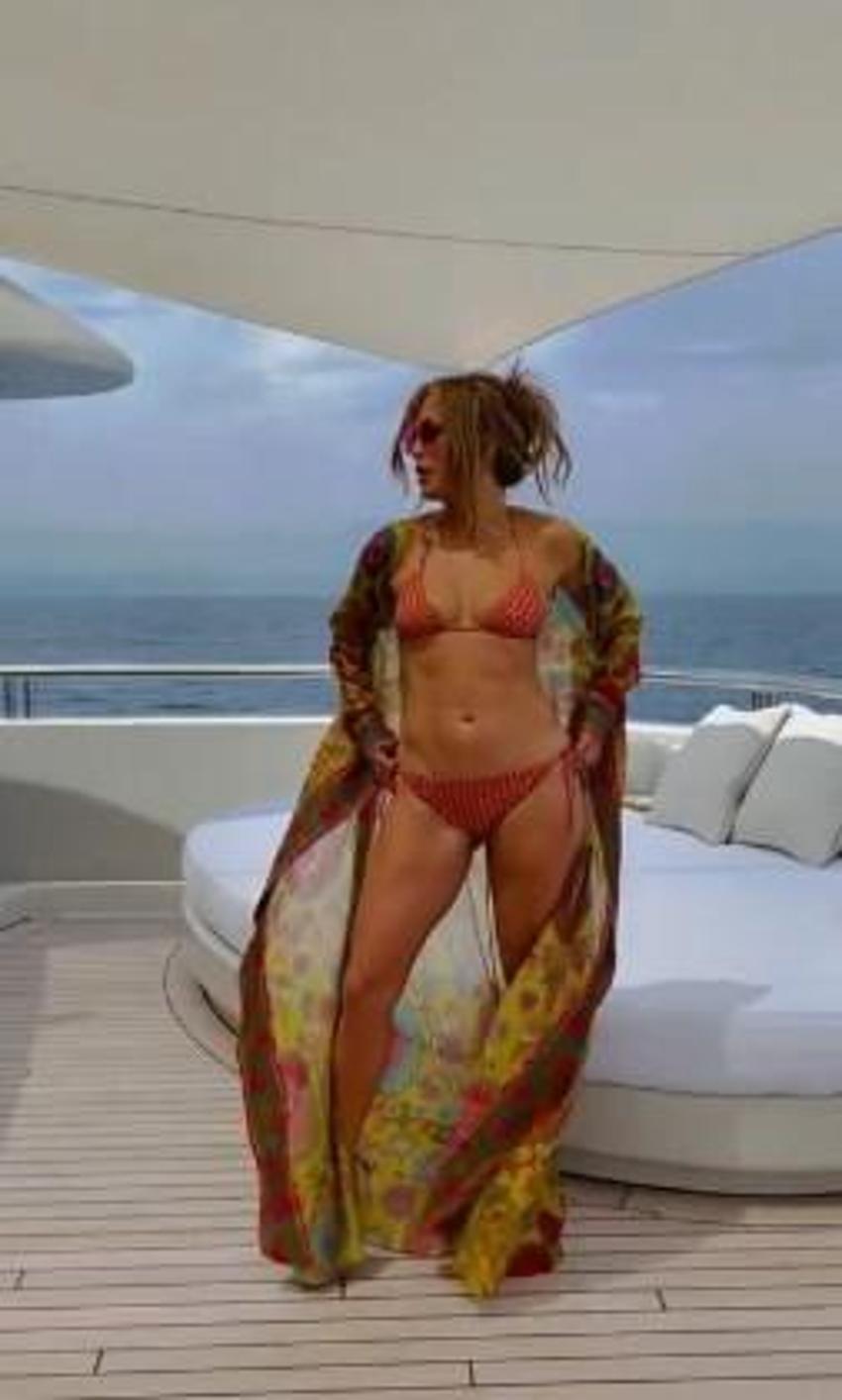 Jennifer Lopez ve Ben Affleck aşka geldi! Öpüştükleri pozu paylaştı...