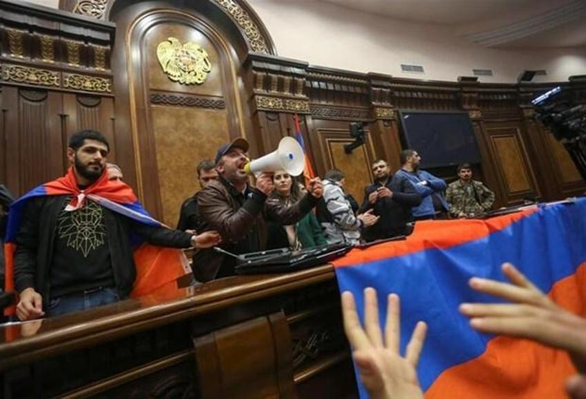Azerbaycan ile Ermenistan arasında tansiyon yükseliyor Ruslar kışkırtıyor! Kelbecer'de silah sesleri...