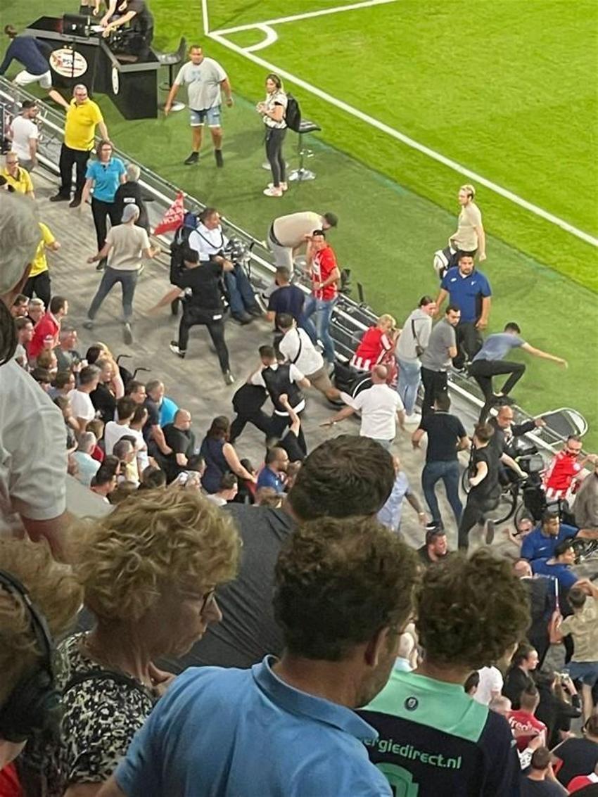 PSV - Galatasaray maçının devre arasında gerginlik! Çirkin saldırı...