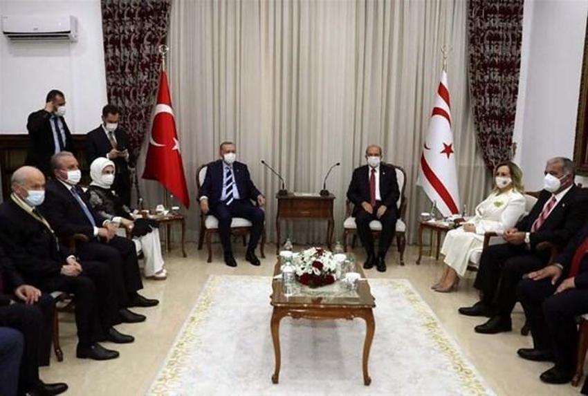 Kuzey Kıbrıs'a tarihi ziyaret Yunan basınını çıldırttı! Cumhurbaşkanı Erdoğan'ın Kapalı Maraş sözleri manşette...