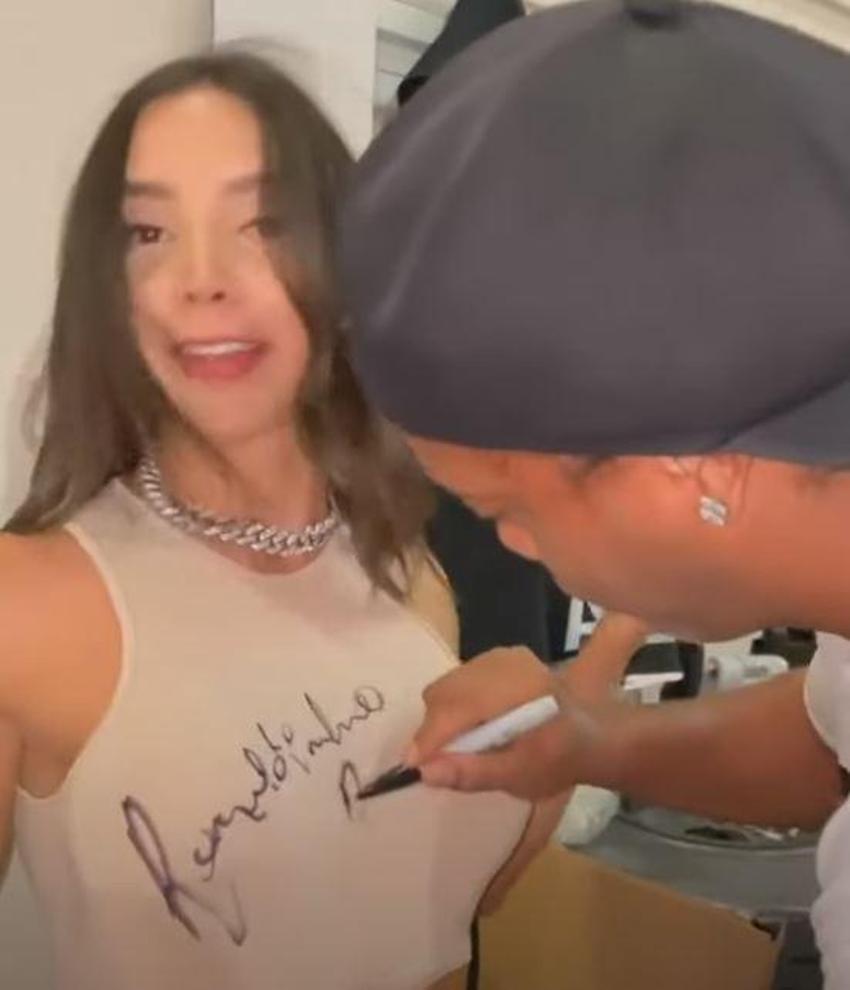 Ronaldinho, genç kadının göğsünü imzaladı!