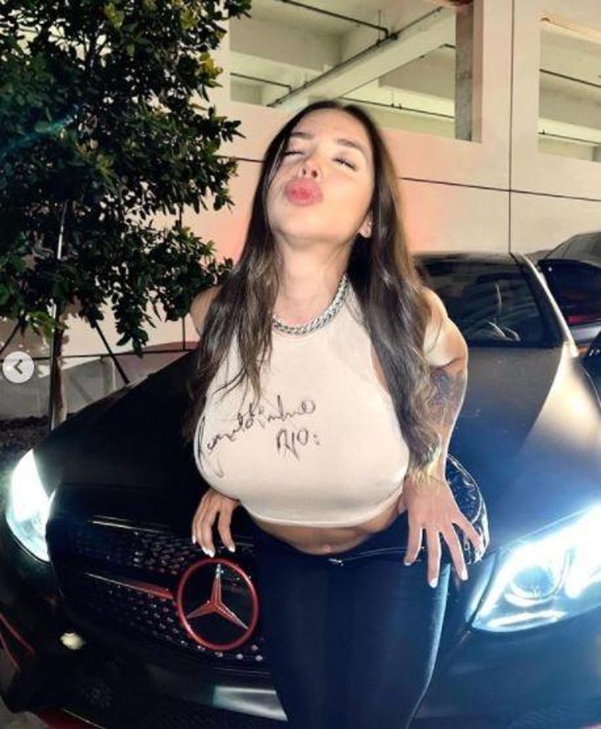 Ronaldinho, genç kadının göğsünü imzaladı!